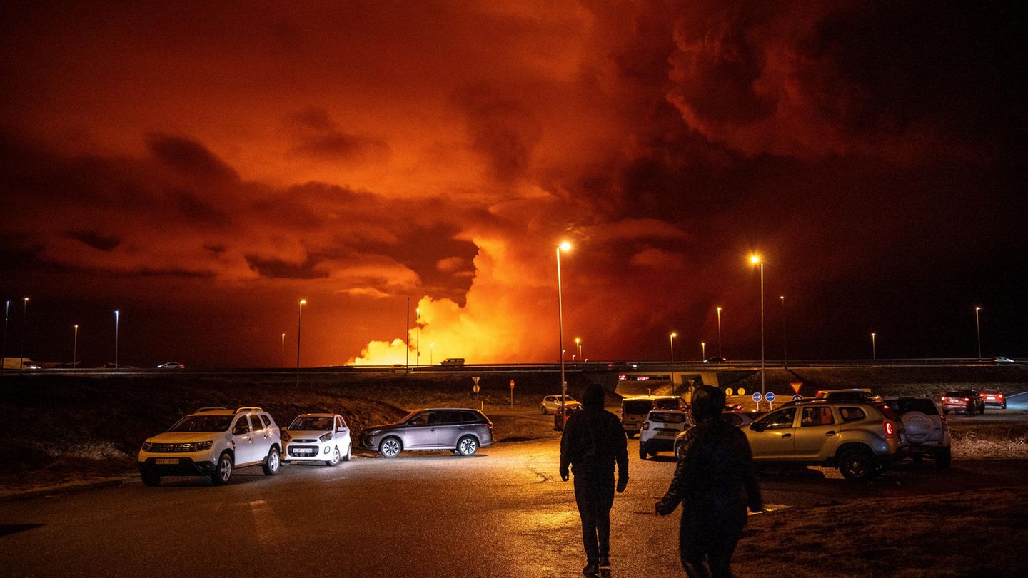 Eine ungewisse Zukunft Island, Grindavík: Rauchschwaden steigen beim Vulkanausbruch auf Island im März 2024 auf