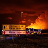 Island, Grindavík: Rauchschwaden steigen beim Vulkanausbruch auf Island im März 2024 auf