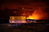 Island, Grindavík: Rauchschwaden steigen beim Vulkanausbruch auf Island im März 2024 auf
