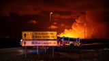 Island, Grindavík: Rauchschwaden steigen beim Vulkanausbruch auf Island im März 2024 auf