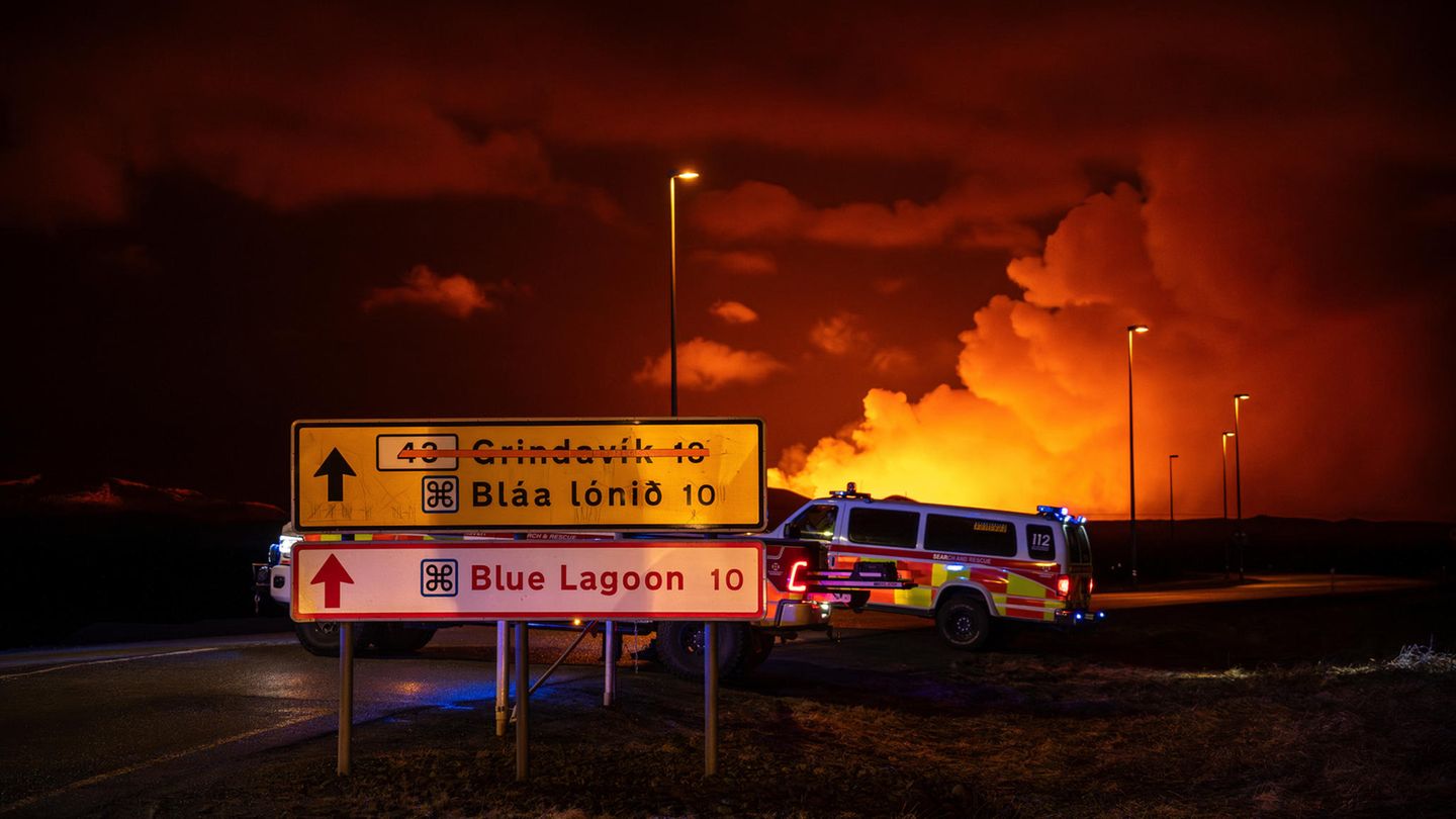 Island, Grindavík: Rauchschwaden steigen beim Vulkanausbruch auf Island im März 2024 auf