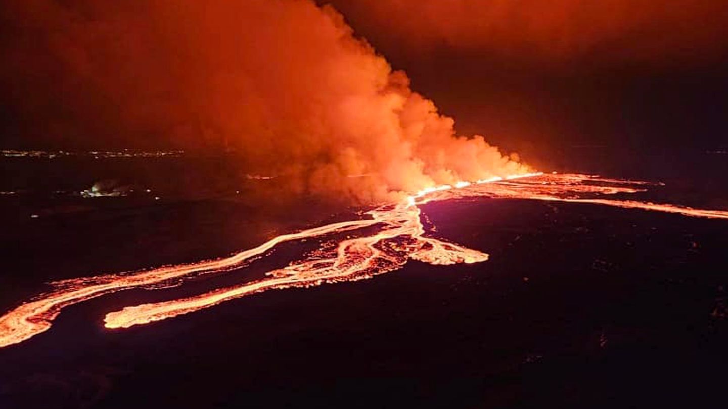 Eruption mit Spaltausbrüchen Vulkanausbruch auf Island im März 2024