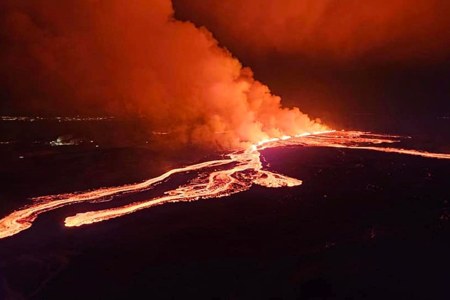 Eruption mit Spaltausbrüchen Vulkanausbruch auf Island im März 2024