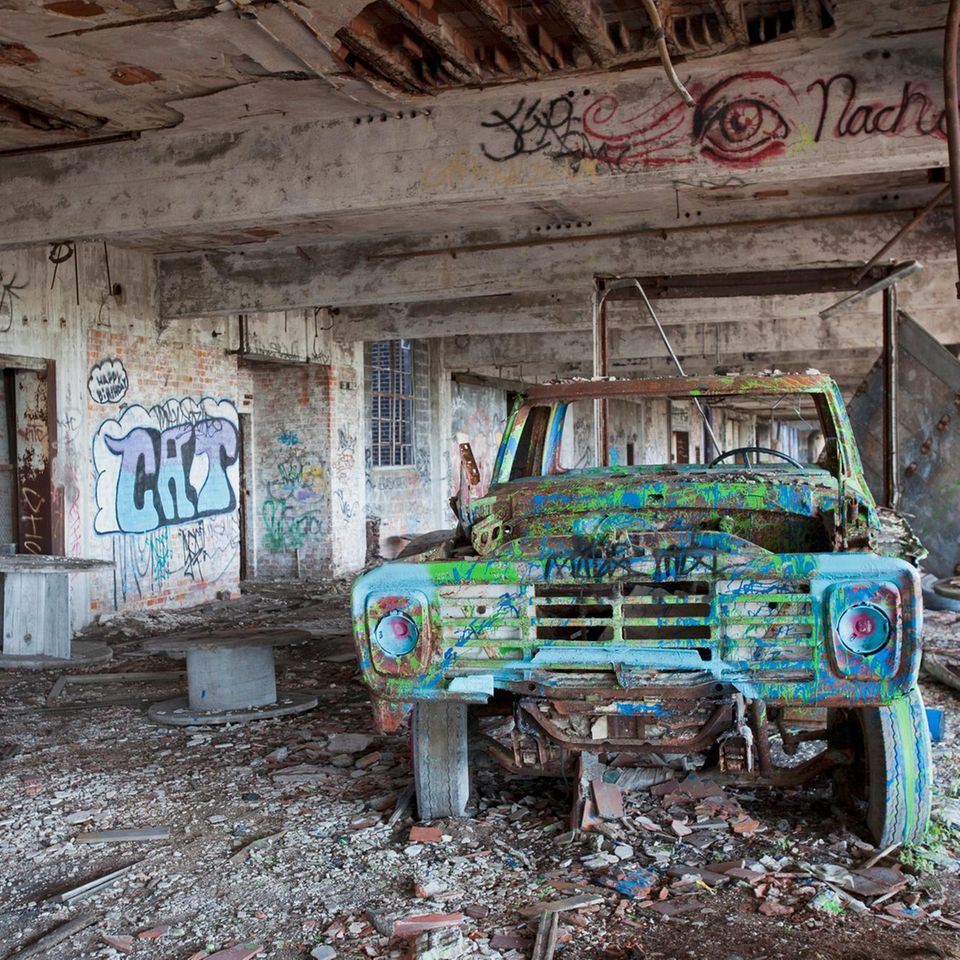 Altes verottetes und verschrottetes Auto in abgestandener Halle