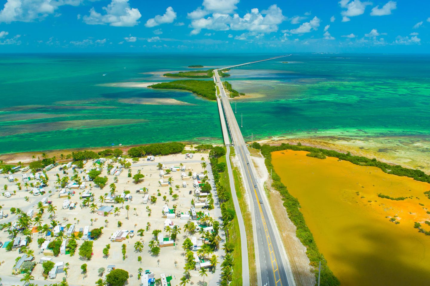 Die Florida Keys ziehen sich als Inselgruppe im Süden Floridas fast 300 Kilometer hin und bestehen aus mehr als 200 Inseln. Daher auch der Name: "Key" leitet sich vom spanischen "Cay" für Sandinsel ab. Wer sich vom Festland über das Wasser zu den traumhaften Inseln aufmacht, kann das tatsächlich mit dem Auto tun. 42 der Florida Keys sind mit flach über dem Meer liegenden Brücken verbunden. Mit dem Cabriolet über die elf Kilometer "Seven-Miles-Bridge" zu fahren, zaubert einem ein Lächeln ins Gesicht. Key West ist als letzte Insel des „Oversea Highway“ ein beliebtes Ziel – auch, weil Ernest Hemingway hier gelebt hat. Eine Hausbesichtigung lohnt sich. Deutlich spürbar ist der karibische Einfluss auf den Florida Keys. Lebensart, Essen und Musik laden zum Dauerurlaub mit Segeln oder Schnorcheln im drittgrößten Korallenriff der Welt ein. Außergewöhnlicher Bootstrip mit Geschichte: die „African Queen“ aus dem gleichnamigen Film-Klassiker von 1951 liegt in Key Largo. Wer hier mitfährt, hat Ernest Hemingway gleich mit im Boot. Der bekannte Schriftsteller hat die Dreharbeiten in Afrika begleitet und ist auch mit der „African Queen“ gefahren. 