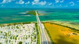Die Florida Keys ziehen sich als Inselgruppe im Süden Floridas fast 300 Kilometer hin und bestehen aus mehr als 200 Inseln. Daher auch der Name: "Key" leitet sich vom spanischen "Cay" für Sandinsel ab. Wer sich vom Festland über das Wasser zu den traumhaften Inseln aufmacht, kann das tatsächlich mit dem Auto tun. 42 der Florida Keys sind mit flach über dem Meer liegenden Brücken verbunden. Mit dem Cabriolet über die elf Kilometer "Seven-Miles-Bridge" zu fahren, zaubert einem ein Lächeln ins Gesicht. Key West ist als letzte Insel des „Oversea Highway“ ein beliebtes Ziel – auch, weil Ernest Hemingway hier gelebt hat. Eine Hausbesichtigung lohnt sich. Deutlich spürbar ist der karibische Einfluss auf den Florida Keys. Lebensart, Essen und Musik laden zum Dauerurlaub mit Segeln oder Schnorcheln im drittgrößten Korallenriff der Welt ein. Außergewöhnlicher Bootstrip mit Geschichte: die „African Queen“ aus dem gleichnamigen Film-Klassiker von 1951 liegt in Key Largo. Wer hier mitfährt, hat Ernest Hemingway gleich mit im Boot. Der bekannte Schriftsteller hat die Dreharbeiten in Afrika begleitet und ist auch mit der „African Queen“ gefahren. 