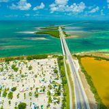 Die Florida Keys ziehen sich als Inselgruppe im Süden Floridas fast 300 Kilometer hin und bestehen aus mehr als 200 Inseln. Daher auch der Name: "Key" leitet sich vom spanischen "Cay" für Sandinsel ab. Wer sich vom Festland über das Wasser zu den traumhaften Inseln aufmacht, kann das tatsächlich mit dem Auto tun. 42 der Florida Keys sind mit flach über dem Meer liegenden Brücken verbunden. Mit dem Cabriolet über die elf Kilometer "Seven-Miles-Bridge" zu fahren, zaubert einem ein Lächeln ins Gesicht. Key West ist als letzte Insel des „Oversea Highway“ ein beliebtes Ziel – auch, weil Ernest Hemingway hier gelebt hat. Eine Hausbesichtigung lohnt sich. Deutlich spürbar ist der karibische Einfluss auf den Florida Keys. Lebensart, Essen und Musik laden zum Dauerurlaub mit Segeln oder Schnorcheln im drittgrößten Korallenriff der Welt ein. Außergewöhnlicher Bootstrip mit Geschichte: die „African Queen“ aus dem gleichnamigen Film-Klassiker von 1951 liegt in Key Largo. Wer hier mitfährt, hat Ernest Hemingway gleich mit im Boot. Der bekannte Schriftsteller hat die Dreharbeiten in Afrika begleitet und ist auch mit der „African Queen“ gefahren. 