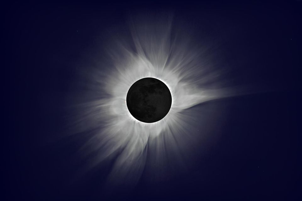 Sonnenfinsternis: Silhouette des Mondes, der sich vor die Sonne geschoben hat.