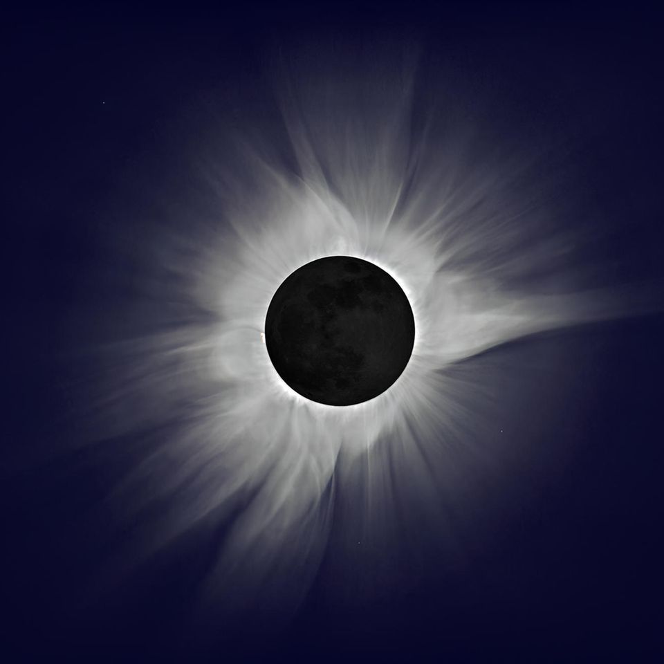 Sonnenfinsternis: Silhouette des Mondes, der sich vor die Sonne geschoben hat.