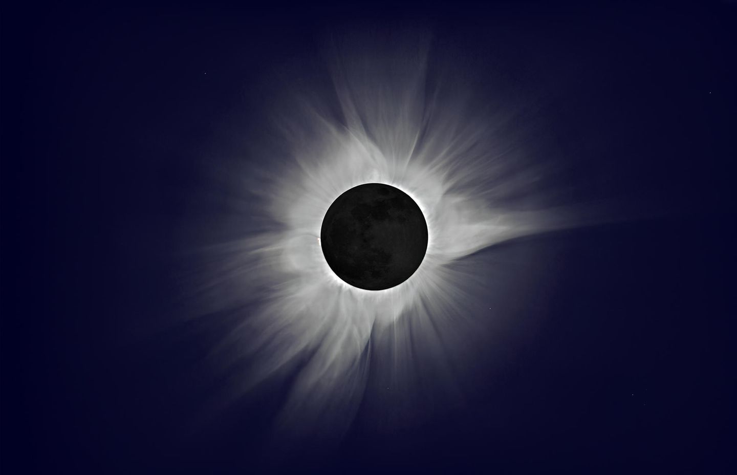Sonnenfinsternis: Silhouette des Mondes, der sich vor die Sonne geschoben hat.
