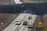 Lavastrom über dem Grindavikurvegur, die Straße nach Grindavik überquerte, einen Tag nach dem Vulkanausbruch