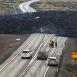Lavastrom über dem Grindavikurvegur, die Straße nach Grindavik überquerte, einen Tag nach dem Vulkanausbruch
