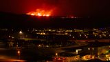 Die Eruption und das rote Glühen der Lava sind von der evakuierten Stadt Grindavik aus zu sehen