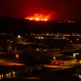Die Eruption und das rote Glühen der Lava sind von der evakuierten Stadt Grindavik aus zu sehen