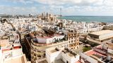 Cadiz: Hafenstadt mit viel Geschichte Stadtaufnahme mit Meer im Hintergrund