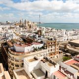 Stadtaufnahme mit Meer im Hintergrund