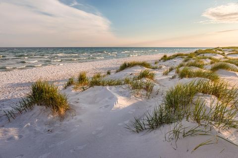 Strandbildaufnahme von Dueodde mit Dünengras und Meer