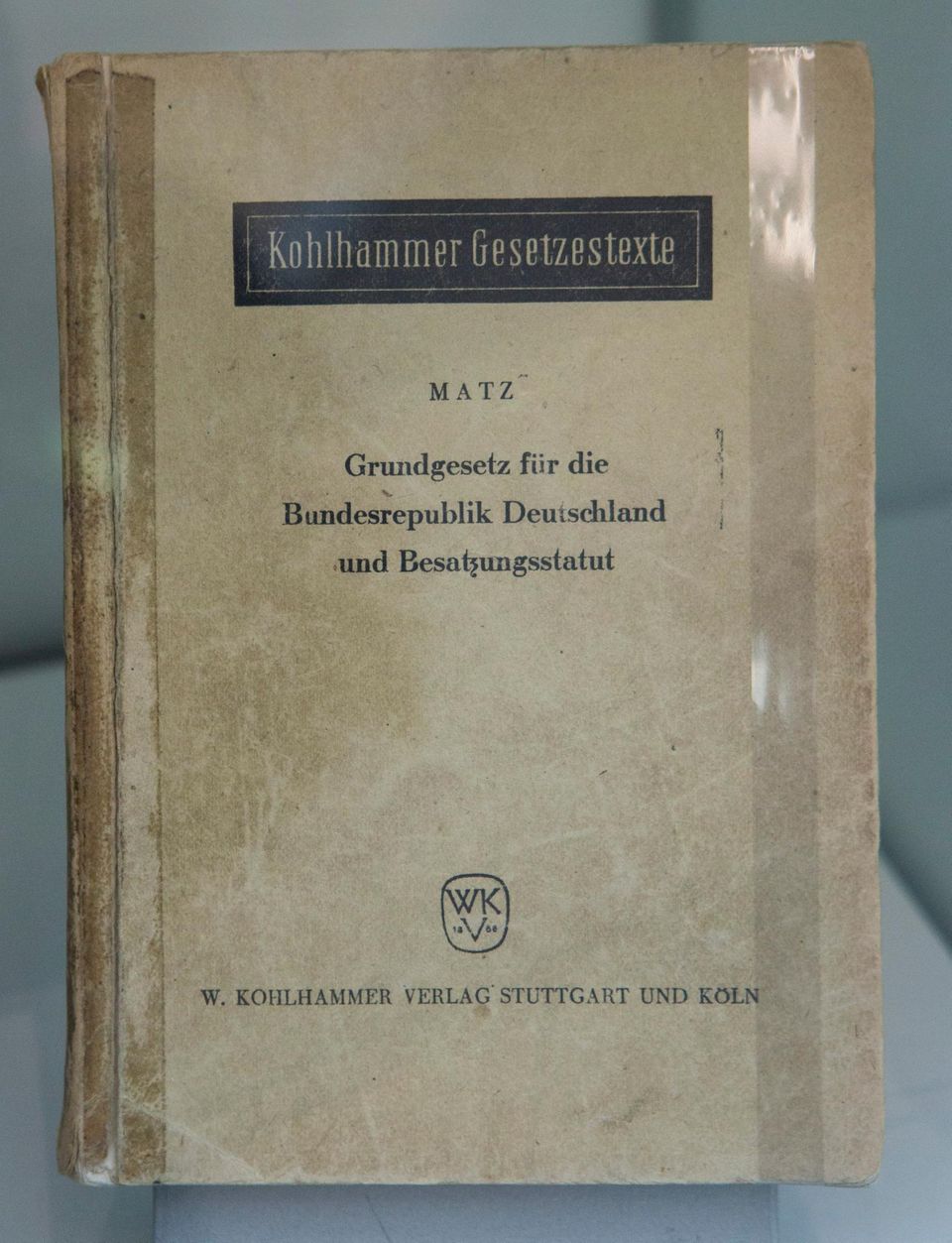 Das Grundgesetz der Bundesrepublik Deutschland in einer der frühesten Ausgaben aus dem Jahr 1949. Der Zusatz "Besatzungsstatut" verweist darauf, dass die westlichen Siegermächte sich noch ein weitreichendes Mitspracherecht vorbehalten 