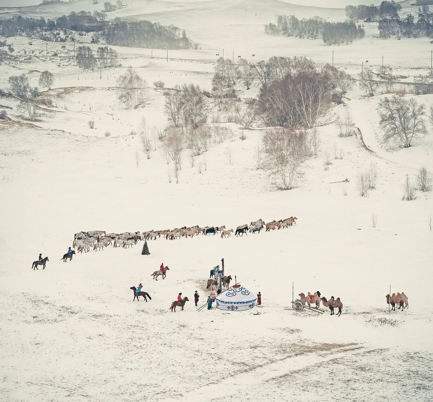 Das Gewinnerbild von Daolai zeigt eine Gruppe von Hirten, die sich an einem verschneiten Morgen im Ulan-Butung-Grasland der Inneren Mongolei um eine Jurte, ein traditionelles Nomadenzelt, versammeln. Eine malerische Szene, die authentisch das Leben der Hirten im Umgang mit der Landschaft widerspiegelt