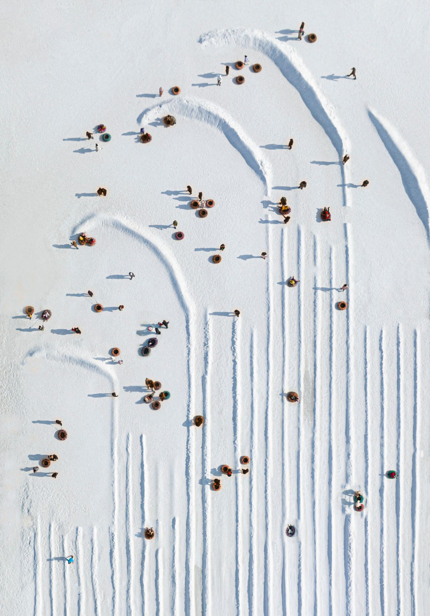 Die Spuren, die die Menschen im Skigebiet Beiling Park der Stadt Shenyang beim Spielen im Schnee hinterlassen, erinnern an die Linien leerer Notenblätter, die erst aus der Luft zu erkennen sind
