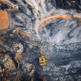 Orangefarbenes Licht trifft auf ein Bergbaugebiet der Stadt Ningbo in China. Die Aufnahme der Fotografin Xuhana zeigt die Formen, die der Mensch in der Natur hinterlässt – auf der Suche nach Rohstoffen