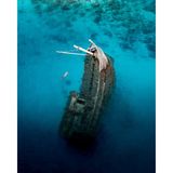 Auf seiner Reise auf die Malediven traf der Fotograf Dylan de Haas auf dieses halb versunkene Schiffswrack. Ein atemberaubender Anblick der regelmäßig Touristen zum Schnorcheln und Erkunden anzieht. Nur aus der Höhe lässt sich die Größe des Wracks im Vergleich zu der einsamen Schnorchlerin erkennen 