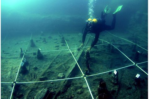 Die abgenutzten Überreste der Kanus wurden auf dem Grund des Braccianosees unweit der italienischen Hauptsadt Rom gefunden