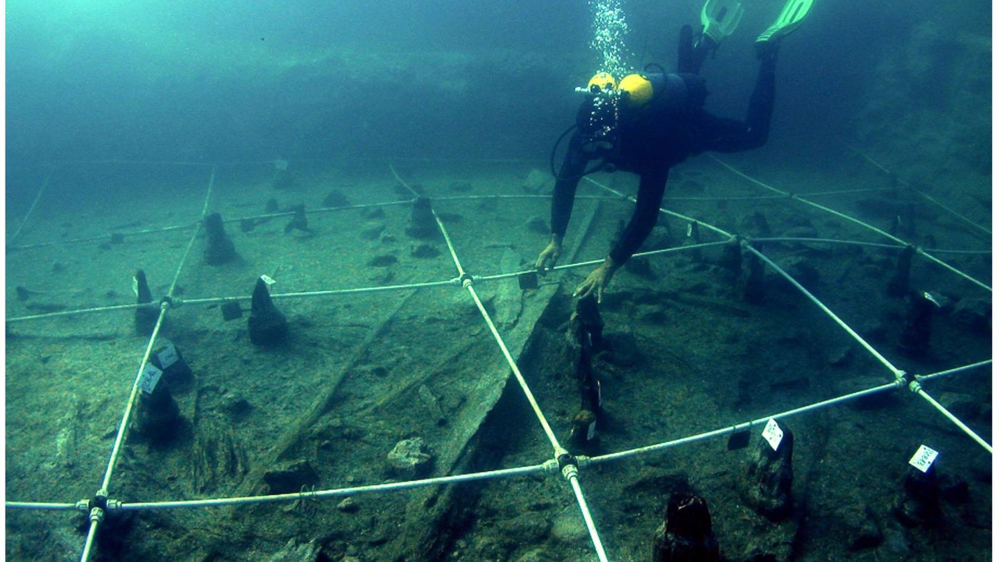 Die abgenutzten Überreste der Kanus wurden auf dem Grund des Braccianosees unweit der italienischen Hauptsadt Rom gefunden