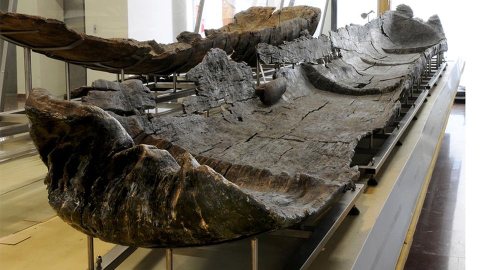 Archäologie: Die abgenutzten Kanus werden Museo delle Civiltà ausgestellt. Ihre Bauweise lässt erahnen, wie ausgeprägt das Wissen über die Seefahrt bereits in der Jungsteinzeit war Die abgenutzten Kanus werden Museo delle Civiltà ausgestellt. Ihre Bauweise lässt erahnen, wie ausgeprägt das Wissen über die Seefahrt bereits in der Jungsteinzeit war