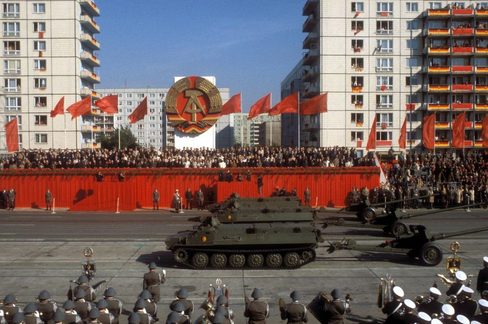 Soldaten und Panzer in Berlin-Ost 1979