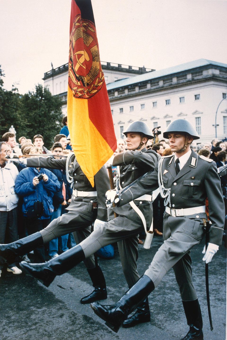 Soldaten marschieren im Stechschritt. Ostberlin 1990