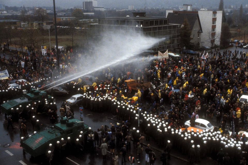 Wasserwerfereinsatz gegen Demonstranten während einer Friedensdemo Bonn 1983 Wasserwerfereinsatz gegen Demonstranten während einer Friedensdemo Bonn 1983