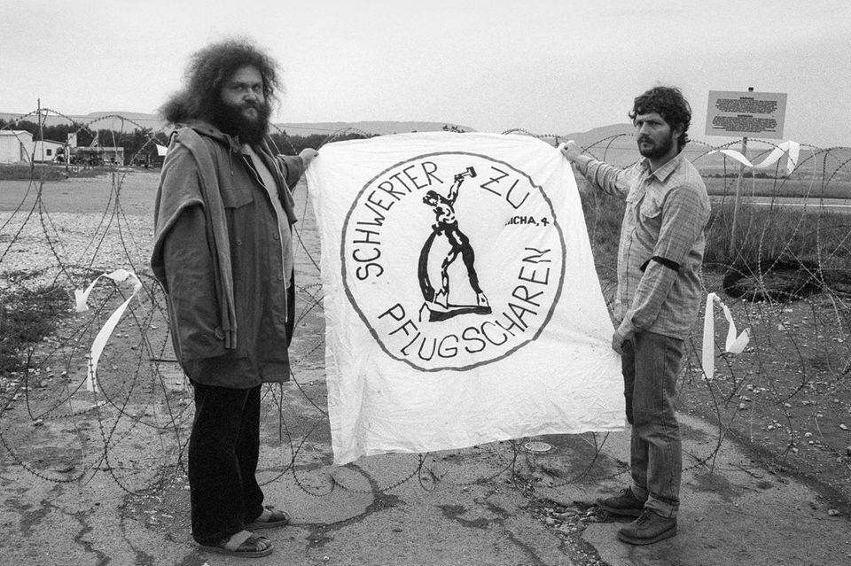 Zwei Bürgerrechtler halten einTransparent mit Slogan "Schwerter zu Pflugscharen", 1983