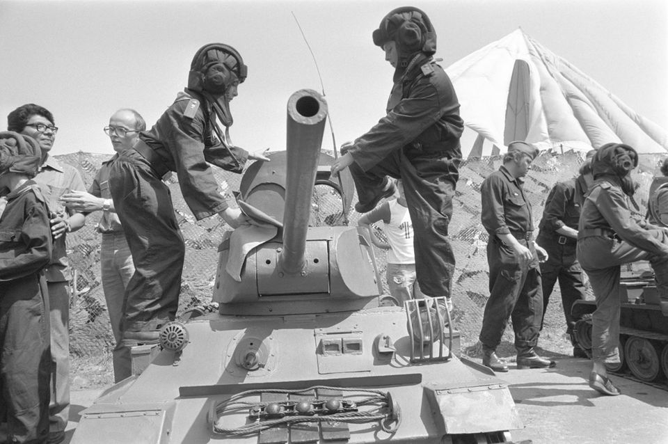 zwei Jugendliche auf einem Spielzeugpanzer, DDR 1979 zwei Jugendliche auf einem Spielzeugpanzer, DDR 1979
