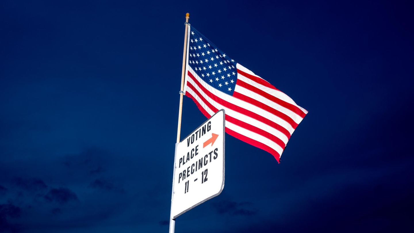 US-Fahne weht im Wind