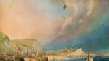 Ein Ballon schwebt hoch über dem Ärmelkanal, auf dem ein Schiff fährt