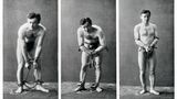 Auf drei Fotos posiert der nur mit einem Lendenschurz bekleidete Houdini mit verschiedenen Handschellen-Typem.