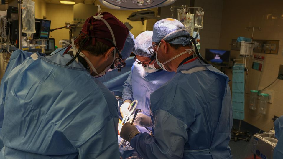 Ärzte während einer Operation im OP-Saal