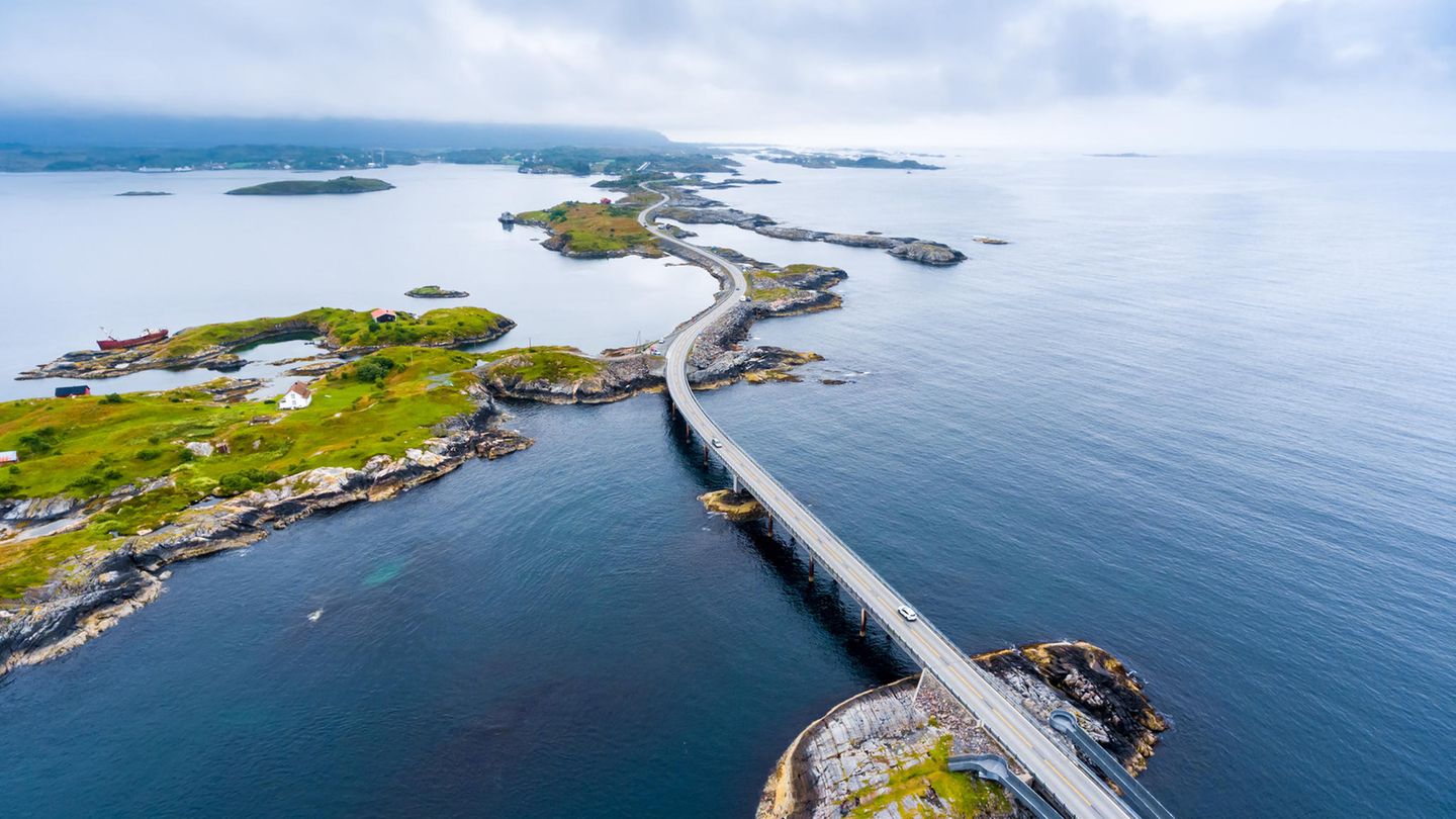 Eine geschlängelte Straße umgeben vom Ozean und wenige begrünten Landflächen