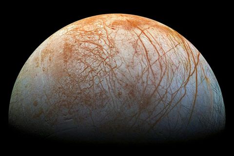 Nahaufnahme des Jupitermondes Europa mit rötlichen Strukturen
