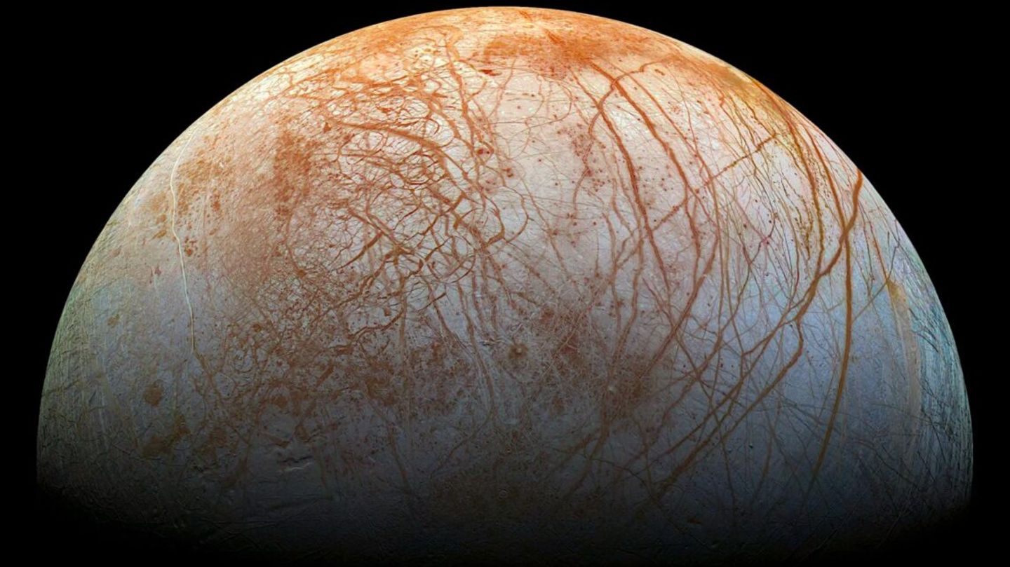 Nahaufnahme des Jupitermondes Europa mit rötlichen Strukturen