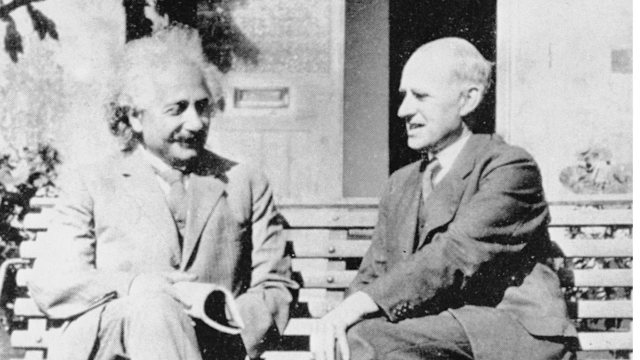 Albert Einstein und Arthur Eddington im Gespräch