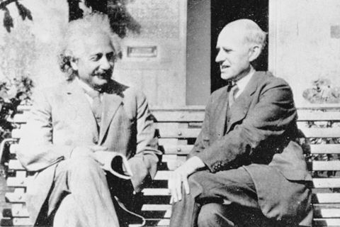 Albert Einstein und Arthur Eddington im Gespräch