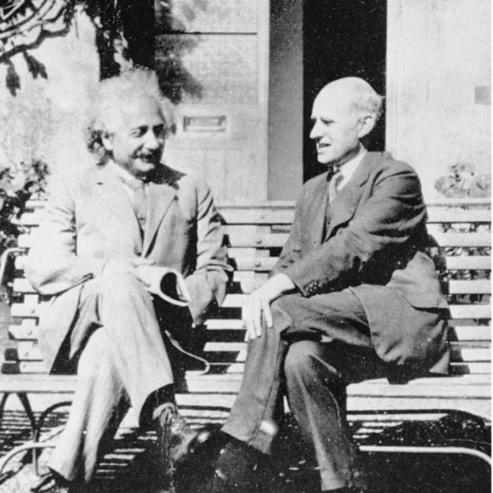 Albert Einstein und Arthur Eddington im Gespräch