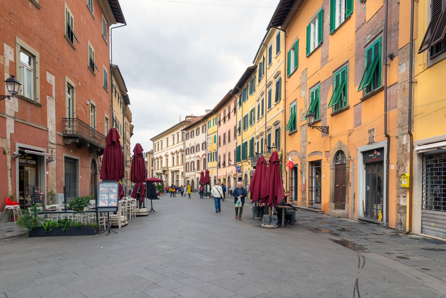 Alte Strasse im Zentrum von Pisa in den typischen Ockerfarben