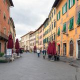 Alte Strasse im Zentrum von Pisa in den typischen Ockerfarben