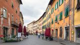 Alte Strasse im Zentrum von Pisa in den typischen Ockerfarben