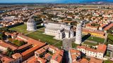 Blick über die Kathedrale und den schiefen Turm von Pisa an einem sonnigen Tag