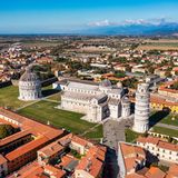 Blick über die Kathedrale und den schiefen Turm von Pisa an einem sonnigen Tag