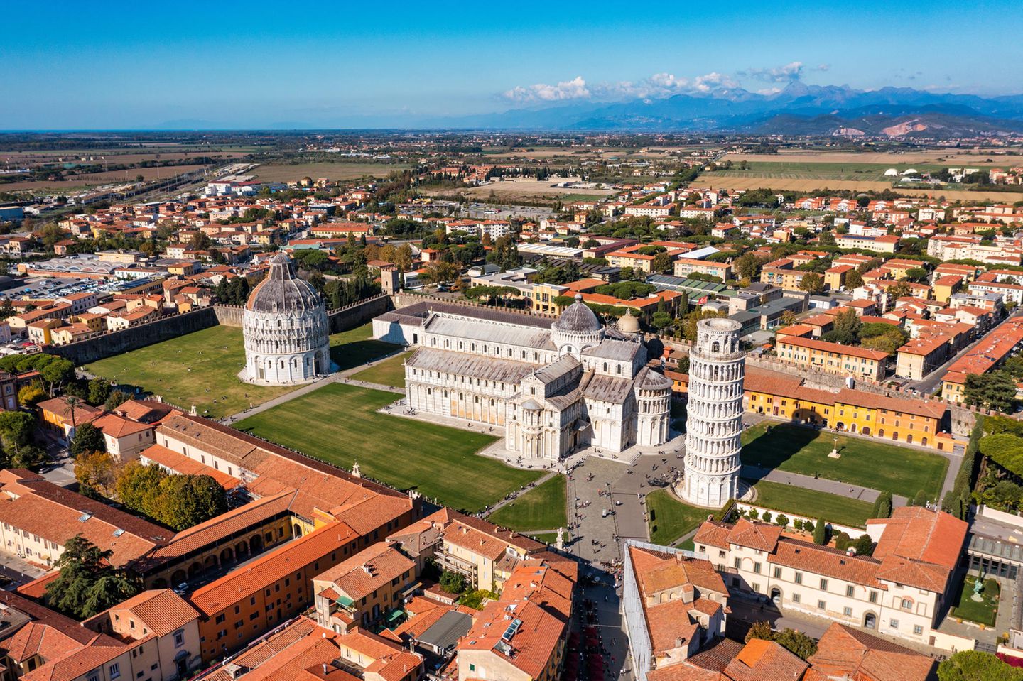 Blick über die Kathedrale und den schiefen Turm von Pisa an einem sonnigen Tag